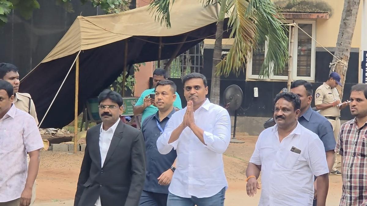 https://salarnews.in/public/uploads/images/newsimages/maannewsimage06092025_211713_Midhun Reddy Bail Release Sept 9 2025.jpeg
